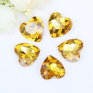 Cristales de vidrio con forma de corazón y pedrería para decoraciones de San Valentín DIY. - Product Image 3