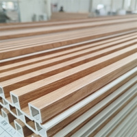 Panel Dinding WPC Tahan Air Motif Kayu Dekoratif Sirip Beralur untuk Gedung Kantor Komersial