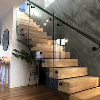 Escalier flottant moderne en cantilever avec balustrade en verre trempé à faible teneur en fer de 12 mm et marches en bois dur