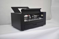 Высокоскоростной сервоприводной резак для этикеток Anycut SVD370DW_RL, формат A3+, 370 мм, для самоклеящихся этикеток, с выдвижным лотком для бумаги и колесом подачи