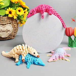 Produit phare : Figurine d'animal pangolin imprimée en 3D avec articulations mobiles, jouet décoratif pour bureau - Product Image 1
