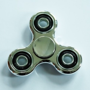 Gyroscope triangulaire en plastique imprimé camouflage, jouet rotatif de décompression en forme de feuille pour les doigts - Product Image 4