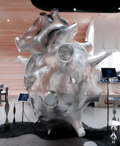 Sculpture anatomique du cœur humain en argent poli miroir - Modèle d'art médical réaliste - Product Image 1