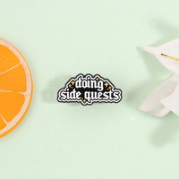 Épinglette en émail personnalisée avec citation sur les missions secondaires, badge métallique, cadeau pour gamer, accessoire de bijouterie
