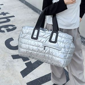 Sacs de voyage matelassés en nylon personnalisés de grande taille, sacs fourre-tout matelassés pour femmes, sacs de voyage matelassés avec bandoulière réglable - Product Image 3