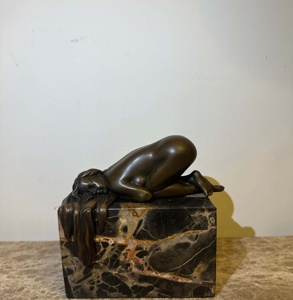 <span class=keywords><strong>Sculpture</strong></span> <span class=keywords><strong>en</strong></span> bronze <span class=keywords><strong>de</strong></span> style europé<span class=keywords><strong>en</strong></span> d'une jeune fille, une statue <span class=keywords><strong>en</strong></span> bronze avec base <span class=keywords><strong>en</strong></span> <span class=keywords><strong>marbre</strong></span> - Product Image 1