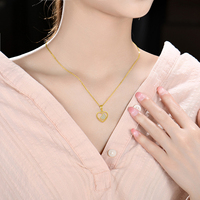 LULUFOCUS Nouveautés Collier Pendentif en Argent Sterling 925 Plaqué Or 18K avec Breloques Double Cœur CZ Tendance pour Femme