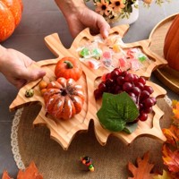 Plateau de service et planche à charcuterie en bois en forme de feuille d'érable classique pour la décoration d'automne de Thanksgiving, présentoir à fruits artisanal