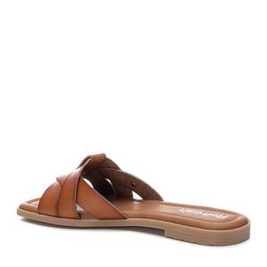 Sandalias Planas para Mujer Refresh, Color Taupe, de Cuero, Estilo Chanclas, Tacón Bajo, Cómodas, para Verano - Product Image 3