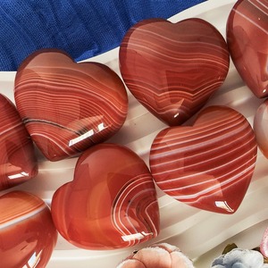 Cristal Curativo Artesanal de Ágata Roja Natural con Rayas en Forma de Corazón, Precio de Fábrica al por Mayor, para Decoración del Hogar y Feng Shui - Product Image 1