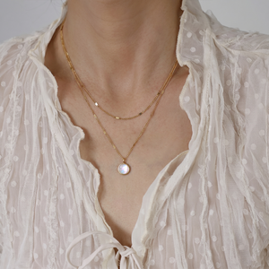 Collana Chris April con Pendente Rotondo in Madreperla, Catena a Doppio Strato in Acciaio Inox 316L - Product Image 1