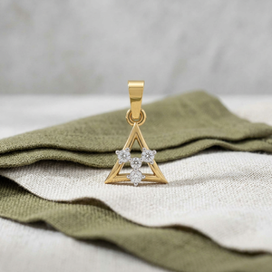 Pendentif en moissanite triangulaire en or jaune, charme géométrique minimaliste, bijoux unisexes à porter tous les jours - Product Image 1