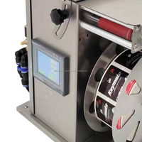 Machine d'étiquetage semi-automatique pour boîtes et bouteilles à surface plane à angle droit
