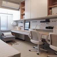 Bureau d'ordinateur détachable personnalisé avec étagère intégrée et bibliothèque autonome pour l'étude à domicile temporaire
