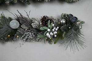 Guirlande de Noël artificielle personnalisée à bas prix, écologique, pour la décoration de porte de vacances, avec des baies rouges - Product Image 4