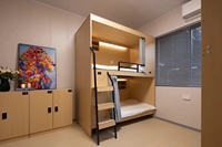 Lit superposé loft intérieur en bois personnalisable avec espace de rangement et bureau, avec escaliers et tiroirs, conçu pour les enfants.