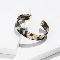 Bracelet manchette épais en résine de créateur, motif écaille de tortue blanche, léopard, acétate de lucite, acrylique, idéal pour cadeaux et fêtes