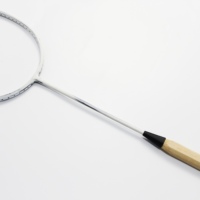 Raquette de badminton directement de l'usine, logo personnalisable, longueur 675 mm, fibre de carbone, poignée en tissu rigide et souple pour joueurs amateurs et professionnels