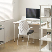 Chaise de bureau ergonomique moderne Kanto avec dossier en maille respirante, accoudoirs réglables, roulettes hybrides, structure en acier stable pour une concentration optimale lors des tâches de bureau