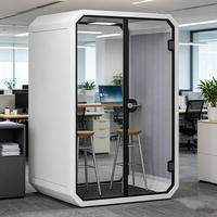 Maison capsule moderne préfabriquée, écologique et durable, avec structure en verre trempé, villa, appartement, hôtel, salon extérieur
