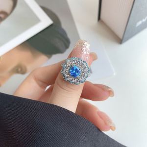 Anillo Dylam de la Colección Top End, Chapado en Rodio, Plata de Ley 925, con Diamantes Brillantes, Flor Azul Grande Cuadrada, Eternidad, Zirconia 5A - Product Image 3