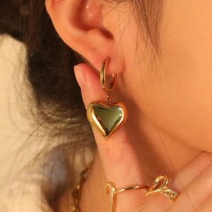 Pendientes de Aro Colgantes de Acero Inoxidable con Baño de Oro de 18K de Alta Calidad, Diseño de Corazón Grueso, Resistentes al Agua, para Mujer - Product Image 1