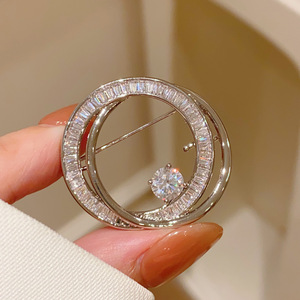 Broche en laiton et zircon à double anneau, style coréen, luxe léger et simple, sensation haut de gamme, pour costume professionnel, accessoire de fixation - Product Image 5