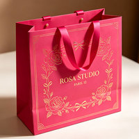 Sac en papier cartonné de luxe personnalisé OEM avec poignée renforcée pour emballage cadeau de boutique de mode