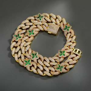 สร้อยคอฮิปฮอป 20 มม. จี้รูปใบโคลเวอร์สี่แฉกประดับพลอยสีเขียว สร้อยคอแบบปรับได้ ชุบทองบนทองแดง - Product Image 1