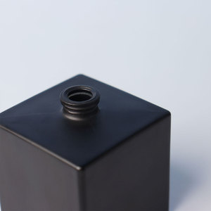 Conteneur <span class=keywords><strong>de</strong></span> <span class=keywords><strong>parfum</strong></span> <span class=keywords><strong>de</strong></span> 50ml avec design <span class=keywords><strong>de</strong></span> logo personnalisé flacon <span class=keywords><strong>de</strong></span> <span class=keywords><strong>parfum</strong></span> en verre vaporisateur avec couvercle noir - Product Image 5
