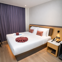 Lit King Size Hôtelier avec Panneau en Bois Rétroéclairé, Tête de Lit Grise Matelassée, Lampes de Lecture, Lit à Plateforme Basse pour Chambre d'Hôtes, Mobilier de Lit
