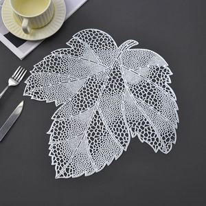 Nouveau Set de Table Isotherme en PVC Doré Européen, Motif Feuille d'Érable Creuse, Style Occidental Écologique pour la Maison - Product Image 4