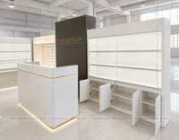 Solution clé en main pour la conception de bijouterie de luxe en or blanc avec vitrine murale, comptoir d'îlot pour boutique de centre commercial