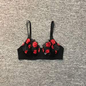 Sous-vêtement sexy à lèvres rouges flamboyantes russes transfrontalières en <span class=keywords><strong>tulle</strong></span> <span class=keywords><strong>transparent</strong></span> à trois points coupe ultra mince contrôle de la lumière ensemble de demi-soutien-gorge - Product Image 3