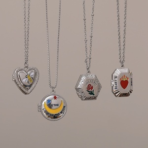 <span class=keywords><strong>Collana</strong></span> di vento alla moda Y2K per le donne in ottone luna <span class=keywords><strong>rosa</strong></span> goccia ciondolo olio sulla catena a maglie per gli anniversari - Product Image 1