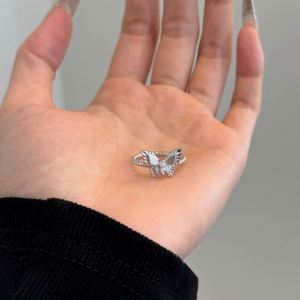 Anillo de Plata de Ley con Diseño Glamuroso y Elegante de Dylam, Banda Trenzada con Circonita 5A, Anillo de Promesa con Mariposa para Uso Diario, para Mujer - Product Image 3