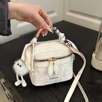 Mini Box Umhängetasche für Damen mit Henkel, Weiße PU-Handtasche mit Buchstaben-Design, Wasserdicht, Abnehmbarer Riemen, Seidenschal, Niedlicher Plüsch