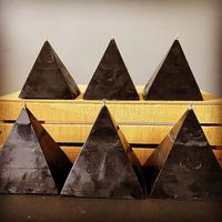 Bougie artisanale de luxe à étiquette privée, parfumée aux senteurs florales, en cire de paraffine, en forme de pyramide, pour la décoration de la maison, cadeau de Noël