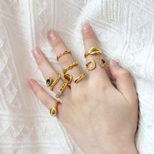 Anillo de sello grueso de acero inoxidable chapado en oro de 18 quilates con circonita cúbica trenzada para mujer - Product Image 4