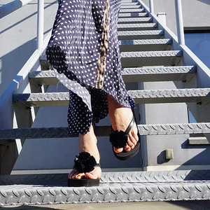 Sandales tongs à plateforme moyenne en raphia avec pompons - Product Image 5