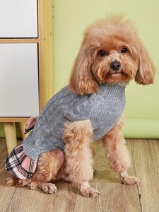 Grazioso Set Due Pezzi in Acrilico di Lusso per Cani e Gatti: Maglione e Gonna Natalizi con Papillon, Moda Invernale Grigio e Bianco - Product Image 3