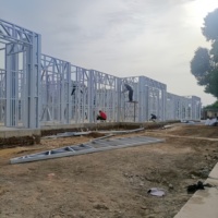 Structures en acier de qualité supérieure, conçues avec expertise pour les projets hôteliers, les entrepôts et l'usage industriel.