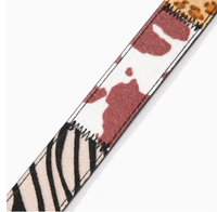Ce ceinture patchwork accrocheur présente des textures mélangées léopard, zèbre et à pois en alliage de zinc, associé à une boucle ardillon élégante en argent, audacieuse.