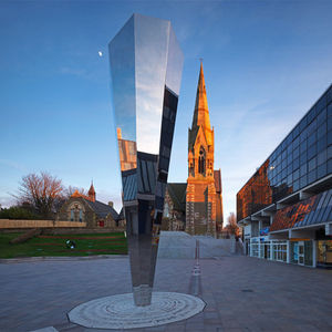 ประติมากรรมเหล็กตกแต่งเมืองสมัยใหม่ขนาดใหญ่ เชื่อมต่อและขัดเงาพื้นผิวแบบกระจก รูปทรงถ้วยรางวัล ป้อมปราการแห่งจิตวิญญาณ สูง 2.8 เมตร - Product Image 1