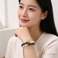 Bracelet élastique en pierres précieuses pour femme, perles de quartz cerise naturel et de jade blanc, breloque sculptée, perle à accent rouge, empilable