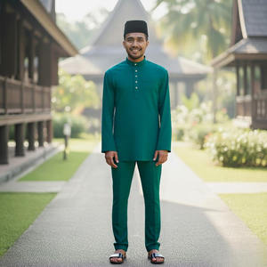 Melayu SIPO Malasia tradicional gris claro mandarín <span class=keywords><strong>cuello</strong></span> Kurta con sombrero negro, césped verde <span class=keywords><strong>y</strong></span> camino de madera. - Product Image 1