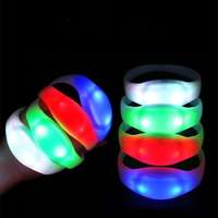 Bracelets LED Lumineux sans Fil DMX pour Événements, Personnalisables avec Logo, Son Activé, RFID, Télécommandés pour Concerts et Festivals
