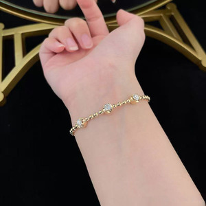 <span class=keywords><strong>Bracelet</strong></span> Élastique Minimaliste et Élégant à Trois Pierres Rondes Polies en Or Jaune 18K avec Diamants de Laboratoire pour Femme – Vente en Gros - Product Image 5