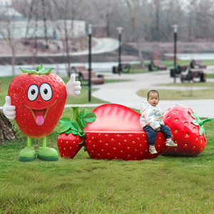 Grande sculpture de fraise décorative pour extérieur, idéale pour la ferme, le jardin, l'aménagement paysager, le parc et les espaces verts - Product Image 1