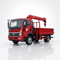 Grue montée sur camion avec plateau pour le levage et le transport intégrés de tuyaux en acier, de profilés et de matériaux de construction